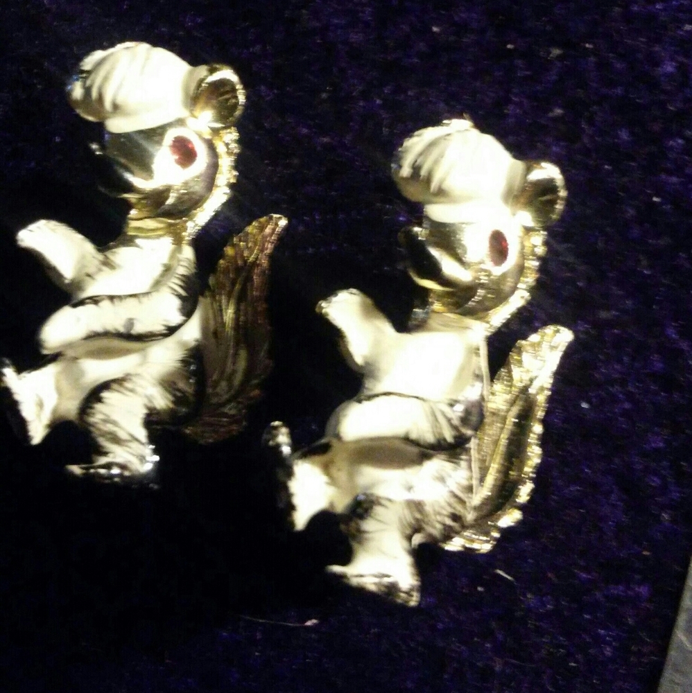Vtg twin Skunk Pins brooch